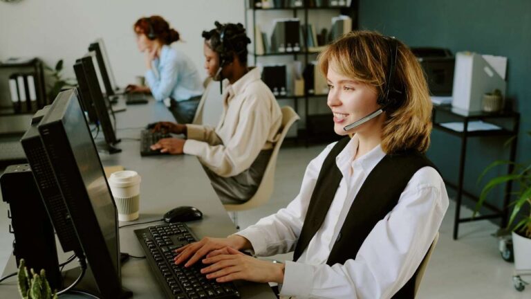 Profesional-como-automatizar-datos-en-excel-con-formulas-y-macros-en-pantalla-de-computadora